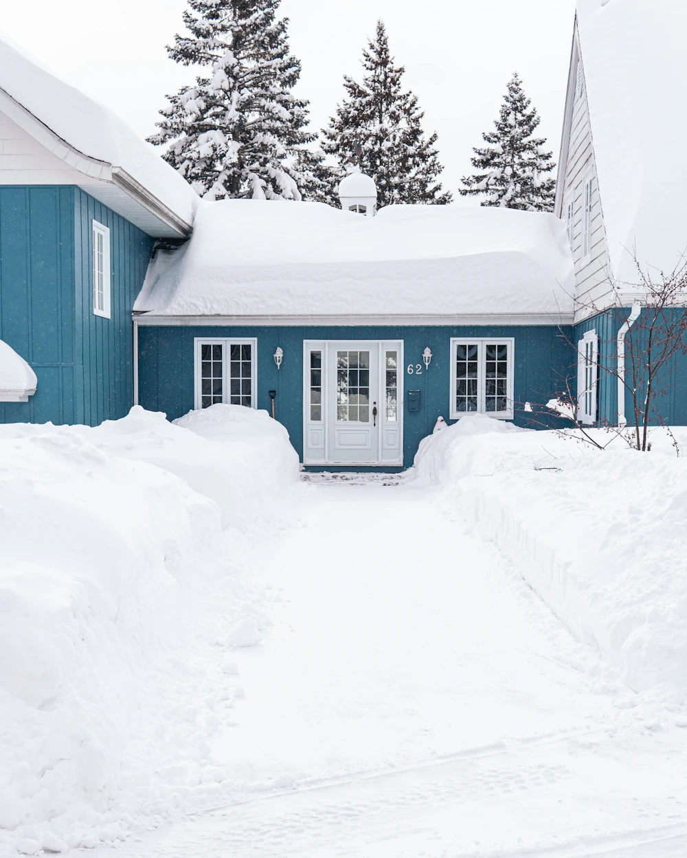 Maison bleue entourée de neige à Sainte-Agathe-des-Monts, au Québec